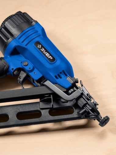 ЗУБР  DA34-64, пневматический финишный нейлер для реечных гвоздей  ЗУБР 15Ga, DA34 (32-64 мм) Профессионал (31926) — Официальный партнер ЗУБР в России