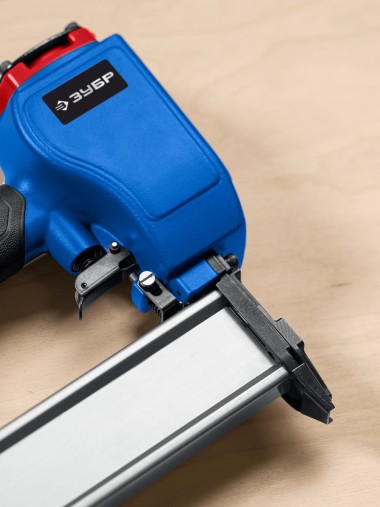 ЗУБР  FST-50, пневматический нейлер для гвоздей по бетону и металлу Профессионал (31943) — Официальный партнер ЗУБР в России